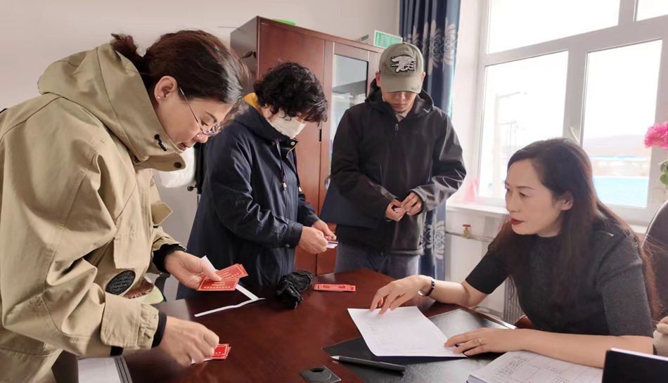 綽源森工公司工會(huì)為職工會(huì)員發(fā)放生日慰問(wèn)券1　.jpg