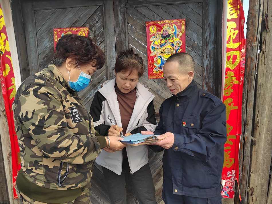 克一河森工公司諾敏林場深入居民區(qū)簽定“十戶聯(lián)防聯(lián)保”協(xié)議書.jpg