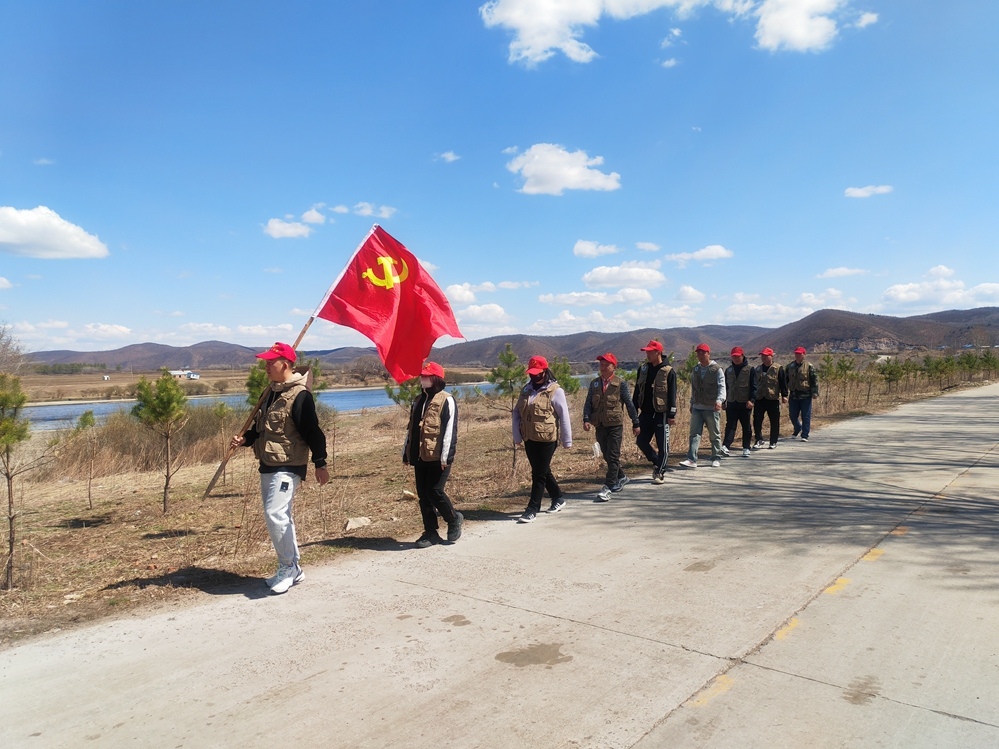 畢拉河林業有限公司森防站開展與“愛”同行 不“健”不散—愛國衛生月職工健步走活動2_副本.jpg