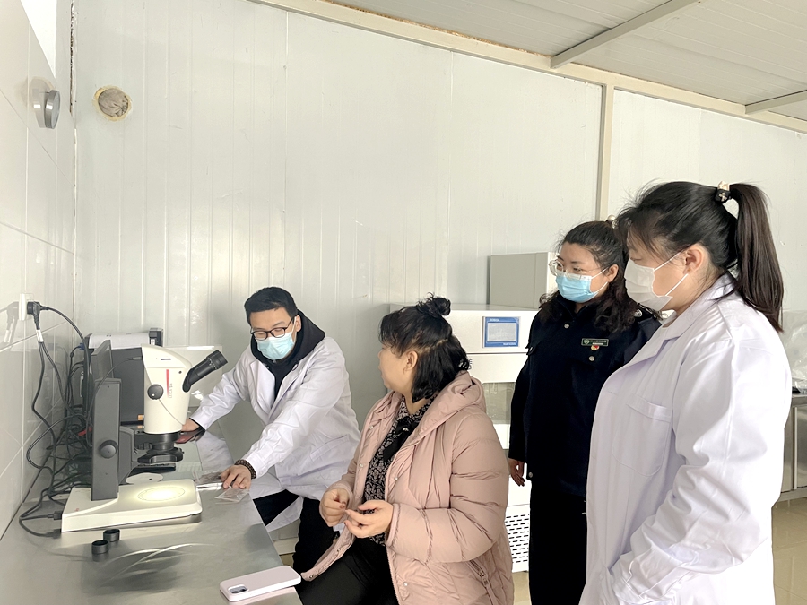 根河森工公司森防站開展導師帶徒活動.jpg