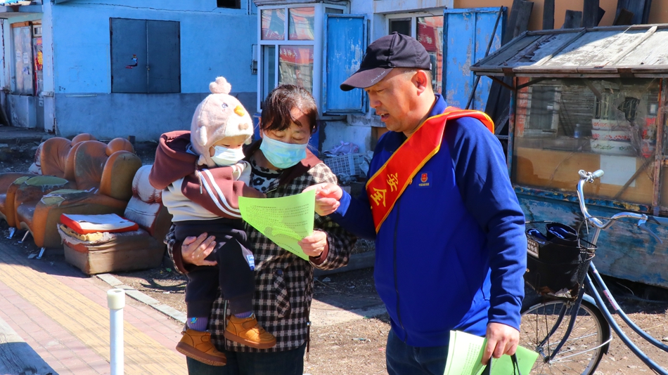 阿龍山森工公司應急事務中心開展安全生產治本攻堅三年行動宣傳活動 應急事務中心沿中心街道發放宣傳單.JPG