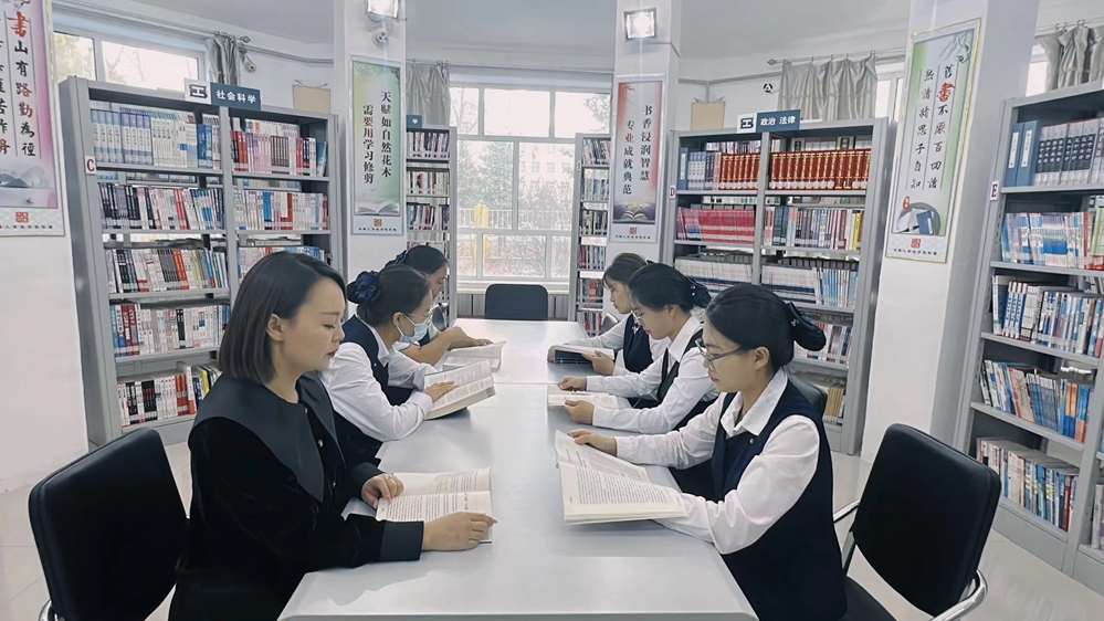 龍巖山莊黨支部開展“黨建引領(lǐng)品書香，閱無止境潤初心”主題閱讀活動.jpg