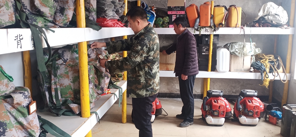 庫都爾森工公司中心苗圃清點(diǎn)防火備品庫.jpg