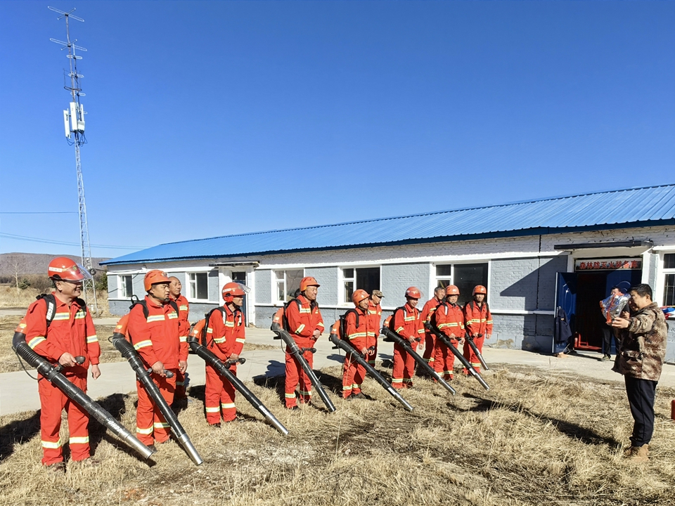 阿爾山森工公司蘇河林場開展撲火隊員體能測試、防滅火機具規范式培訓。 (4).jpg