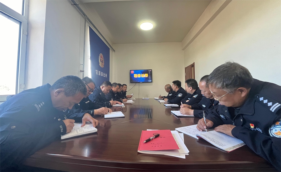甘河分局第三黨支部組織觀看警示教育片.jpg