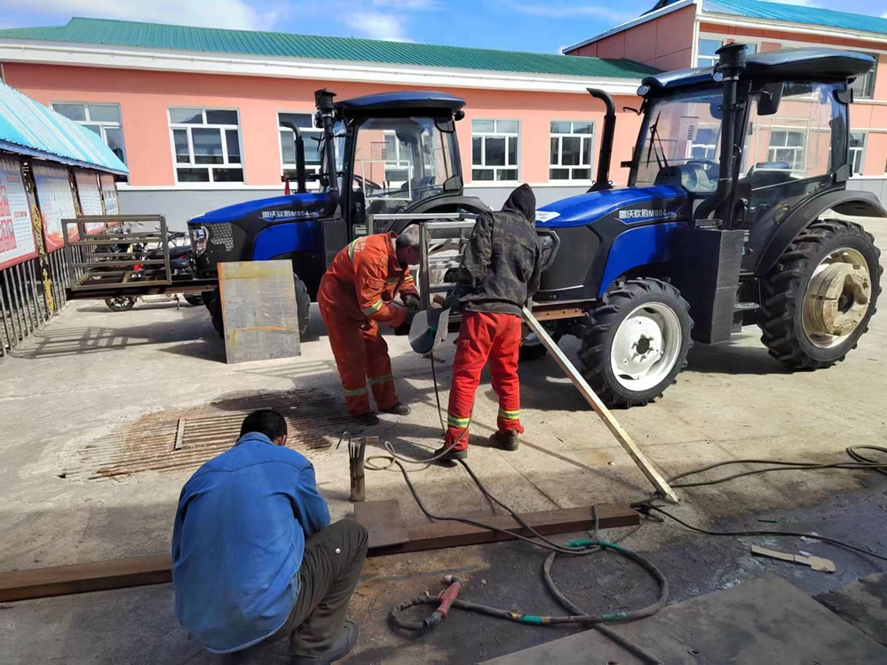滿歸森工公司河西經營管護中心制做運苗筐.jpg