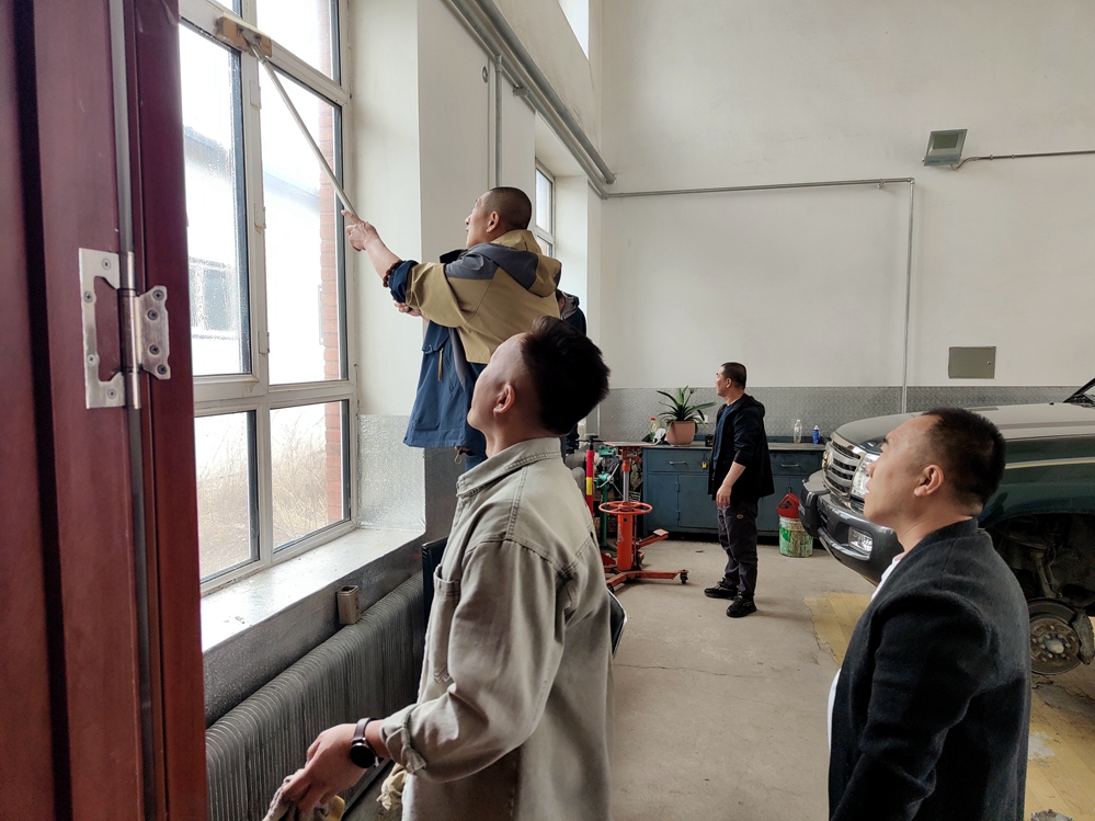 綜合服務(wù)處開展“健康辦公環(huán)境”義務(wù)勞動(dòng)活動(dòng).jpg