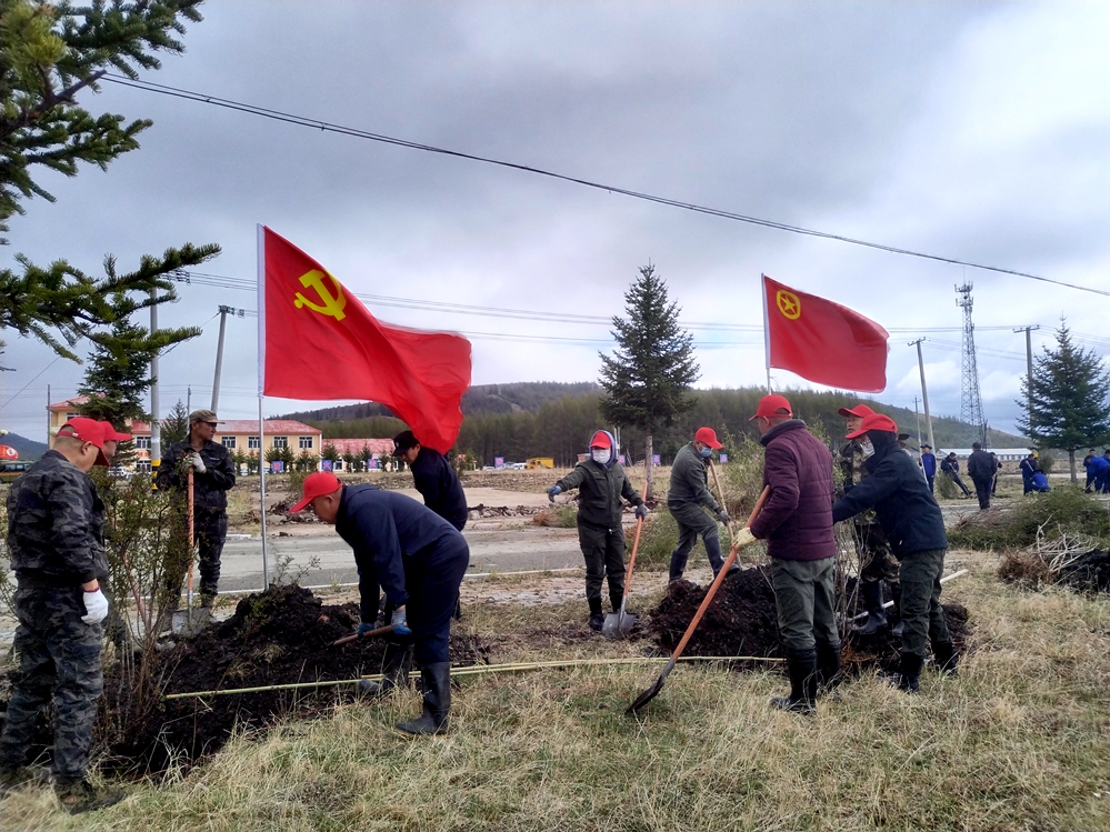 阿爾山森工公司金江溝林場聯(lián)合阿爾山市森林消防大隊靠前駐防分隊開展“共建植樹”活動.jpg