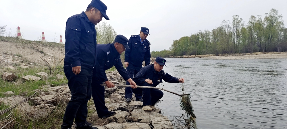 清理違規漁網.jpg