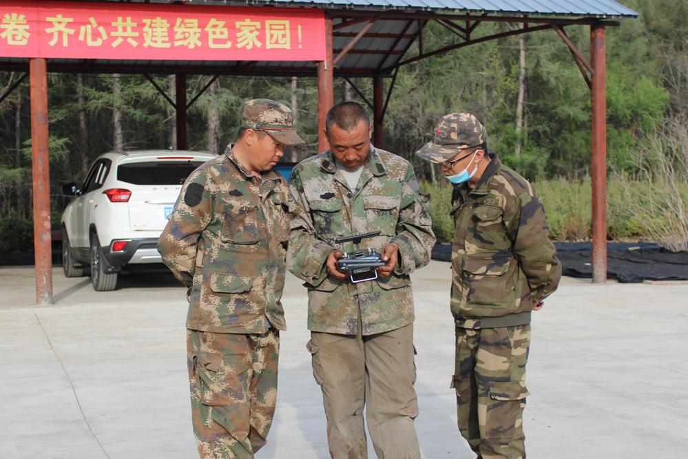 畢拉河林業有限公司中心苗圃：學習無人機噴灑農藥，科技助力提質增效.jpg