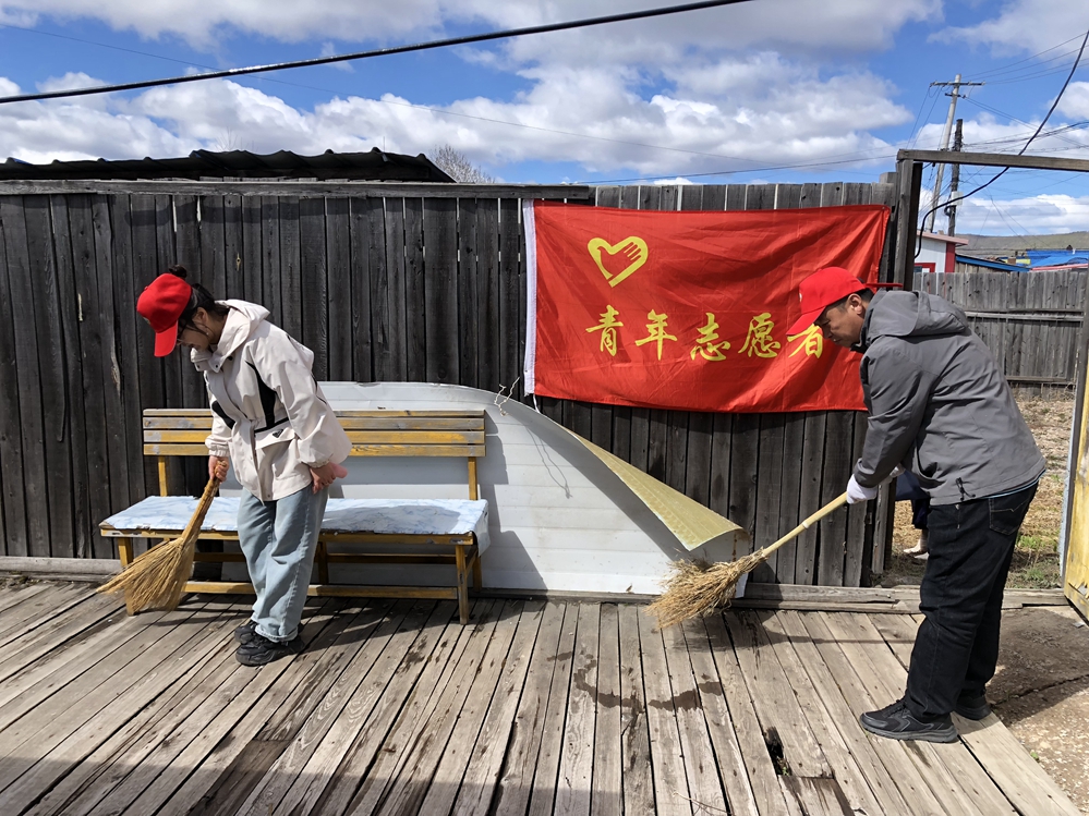 阿龍山森工公司先鋒經(jīng)營(yíng)管護(hù)中心團(tuán)支部開展“服務(wù)進(jìn)家庭 志愿暖人心”志愿服務(wù)活動(dòng).jpg