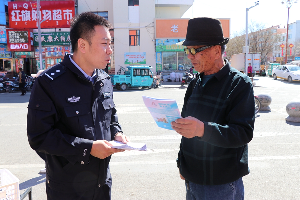 根河分局組織開展“5.15”打擊和防范經(jīng)濟(jì)犯罪宣傳活動(dòng).jpg