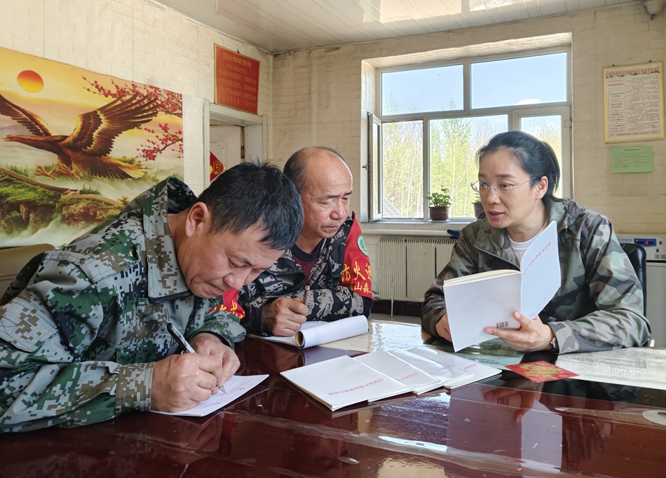 阿龍山森工公司阿烏尼經(jīng)營管護中心開展“黨紀教育進一線”活動 .jpg