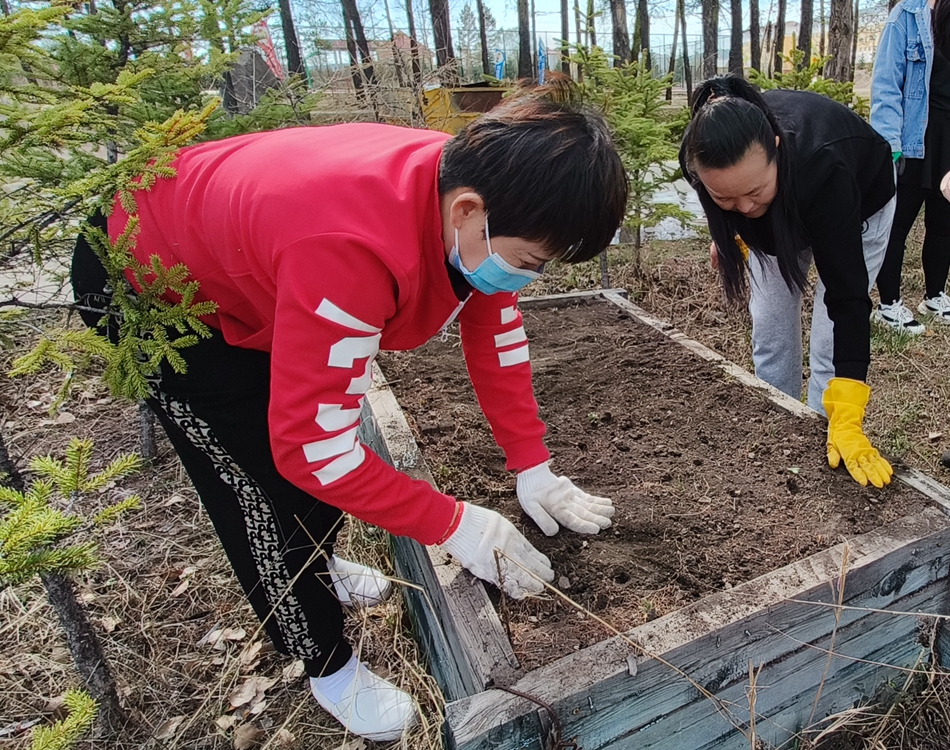 克一河森工公司莫冷格林場（機械運修處）開展綠化美化活動.jpg