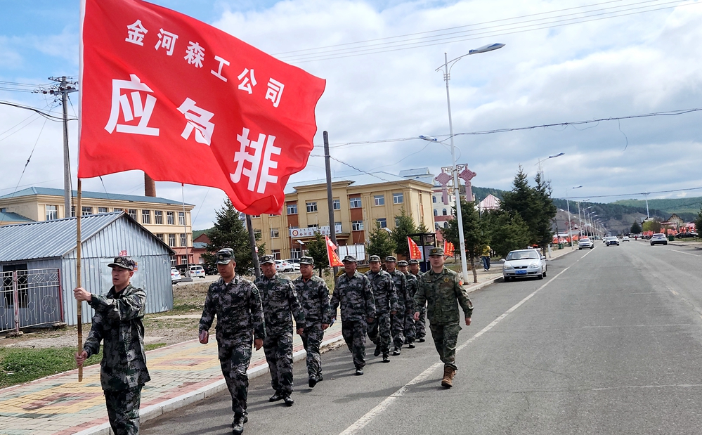 金河森工公司組織民兵應急排鎮區巡邏.jpg