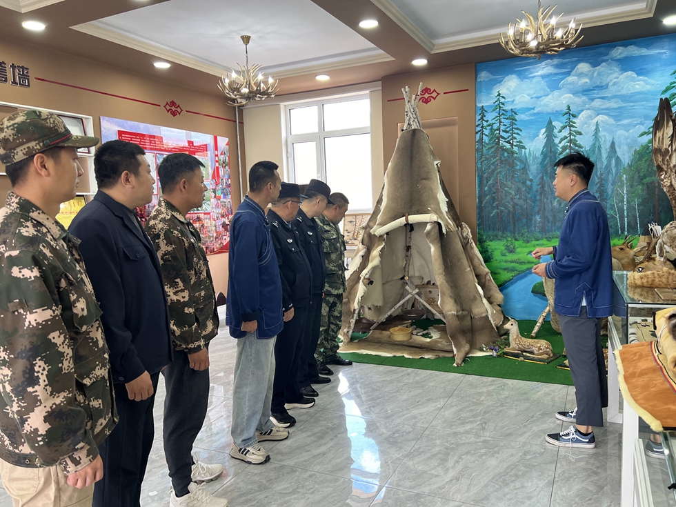 大楊樹林業(yè)有限公司大楊樹林場黨支部聯(lián)合奎中派出所、多布庫爾獵民村開展主題黨日活動.jpg