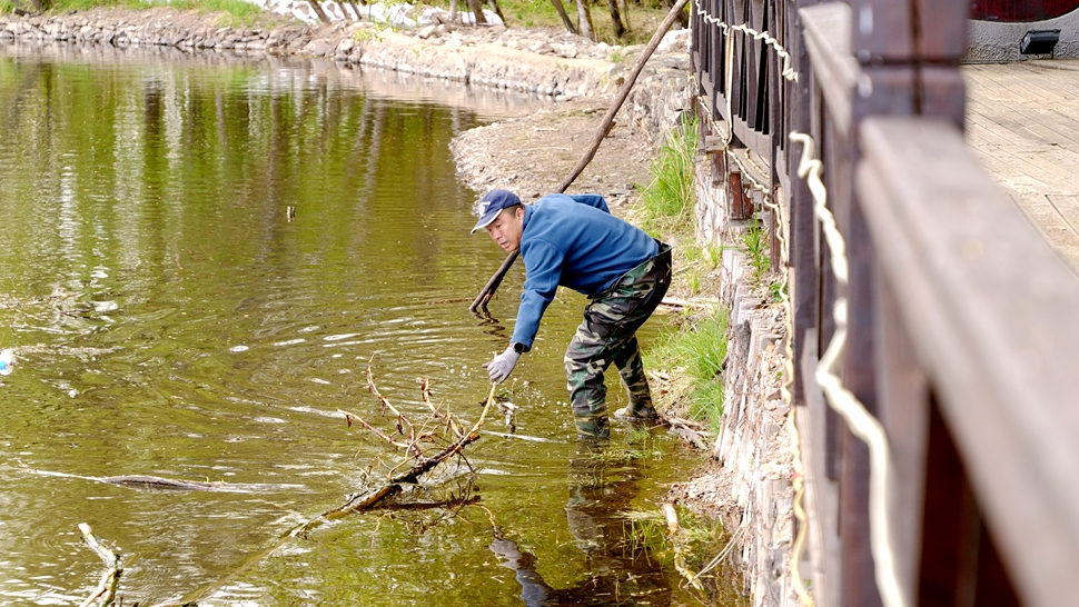 圖里河國家濕地公園管理局清理園區(qū)內(nèi)河道垃圾.jpg