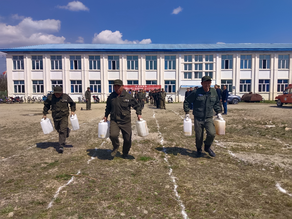 建功十四五奮進新征程撲火隊員崗位練兵(1)2.jpg