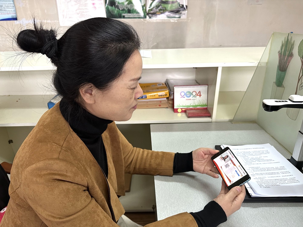 阿里河森工公司產業事業處工會組織職工觀看健康服務線上培訓.jpg