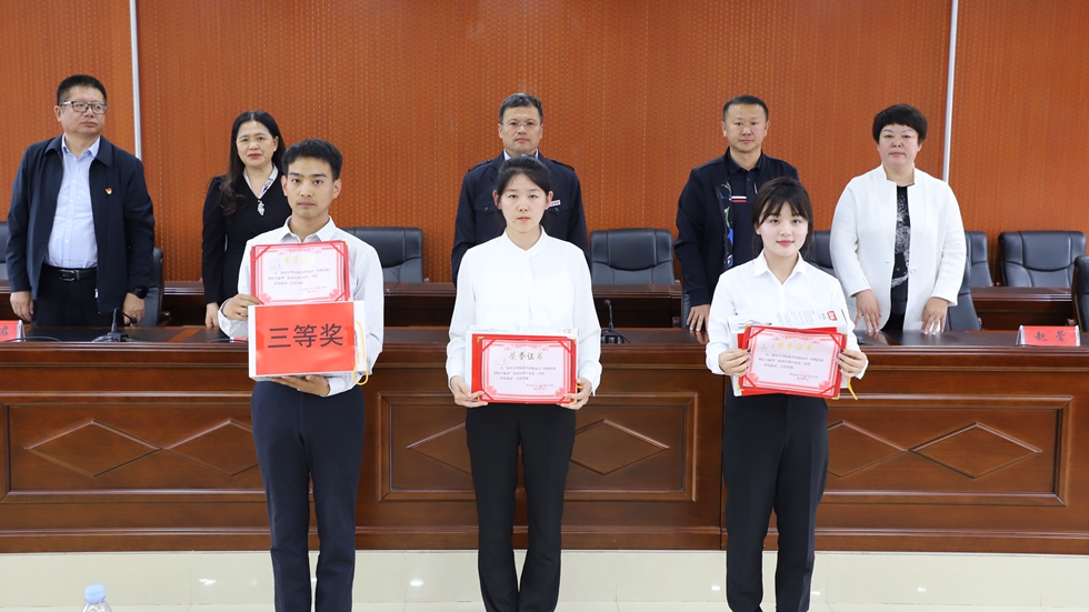 根河森工公司舉辦“鑄牢中華民族共同體意識 唱響民族團結主旋律”演講比賽 2.JPG