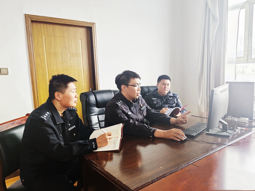 4、北部原始林區(qū)分局警務(wù)支援大隊(duì)開展“師徒結(jié)對(duì)”崗位練兵活動(dòng).jpg