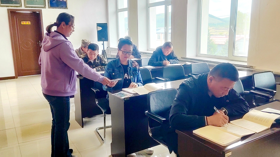 圖里河森工公司西尼氣林場開展民族政策宣傳月主題黨日活動.jpg