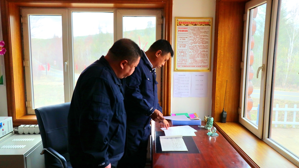 阿龍山森工公司第一防火督查組深入檢查站檢查工作.jpg