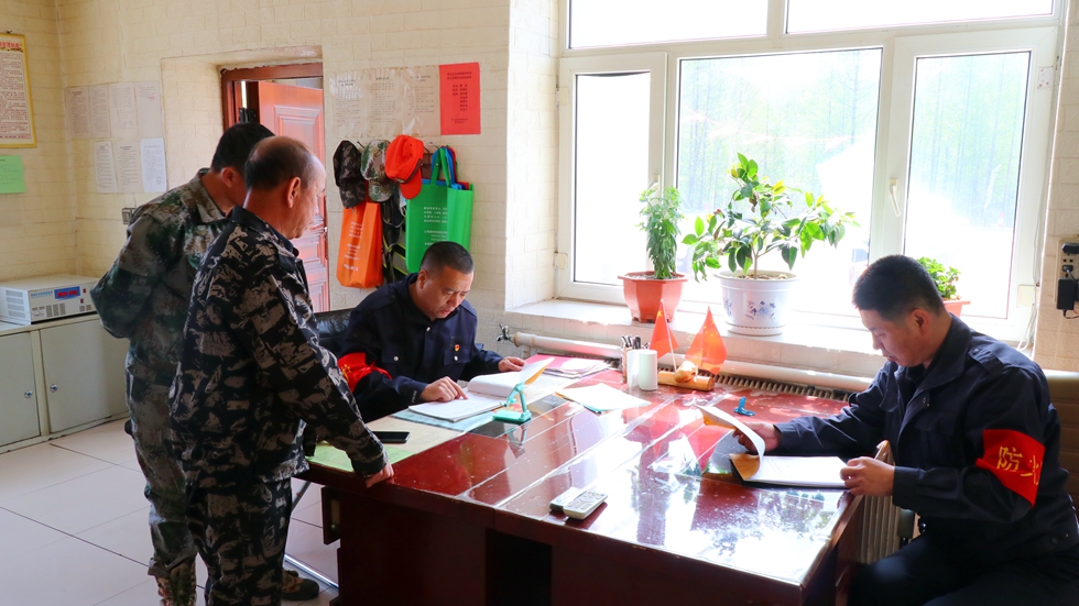 阿龍山森工公司第三防火督查組深入管護(hù)站檢查工作.JPG