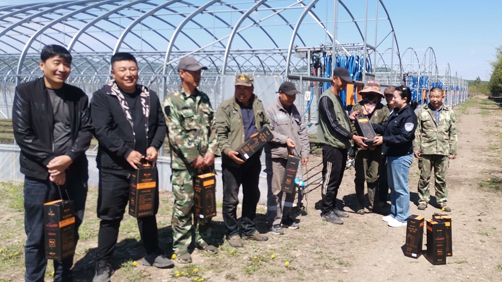 阿里河森工公司林木種苗中心工會暖心行動：為一線職工發(fā)放保溫水壺.jpg
