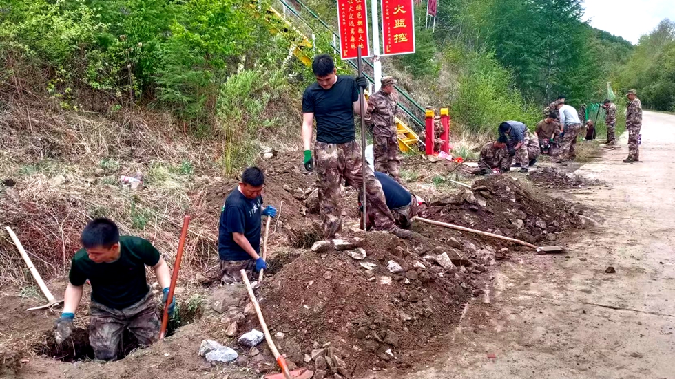 綽爾森工公司應急事務處進行景觀牌預埋件填埋工作.jpg