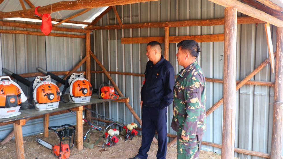 阿龍山森工公司第三防火督查組深入靠前駐防點檢查工作.JPG