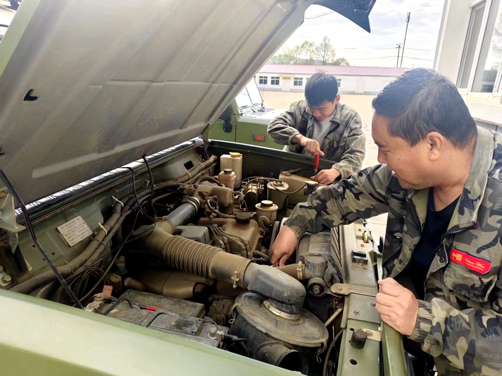 綽源森工公司應急事務處檢修保養機具車輛.jpg