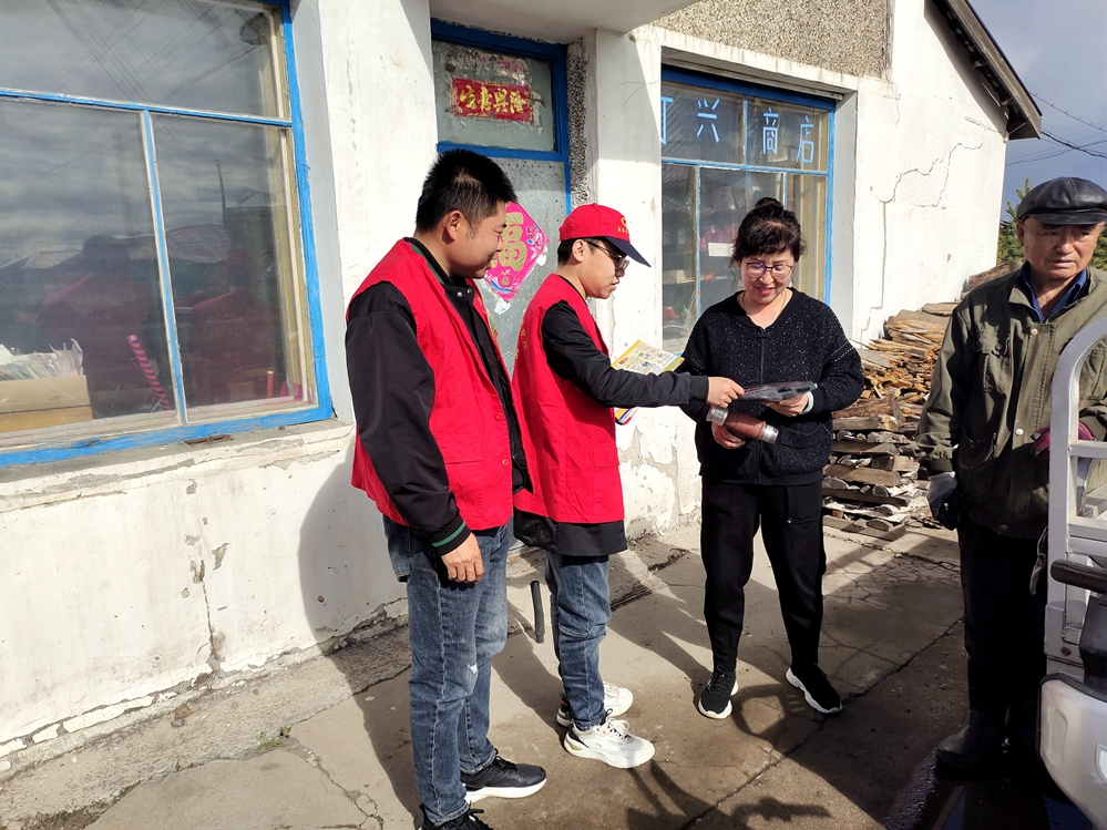庫都爾森工公司育林林場團支部開展“珍愛生命 禁毒從我做起”青年志愿者行動.jpg