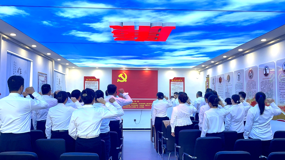 圖為雙方紀(jì)檢干部舉起右拳，重溫入黨誓詞，回顧入黨宣誓時(shí)的莊嚴(yán)承諾和堅(jiān)定決心，堅(jiān)定理想信念。 王媛 攝.jpg