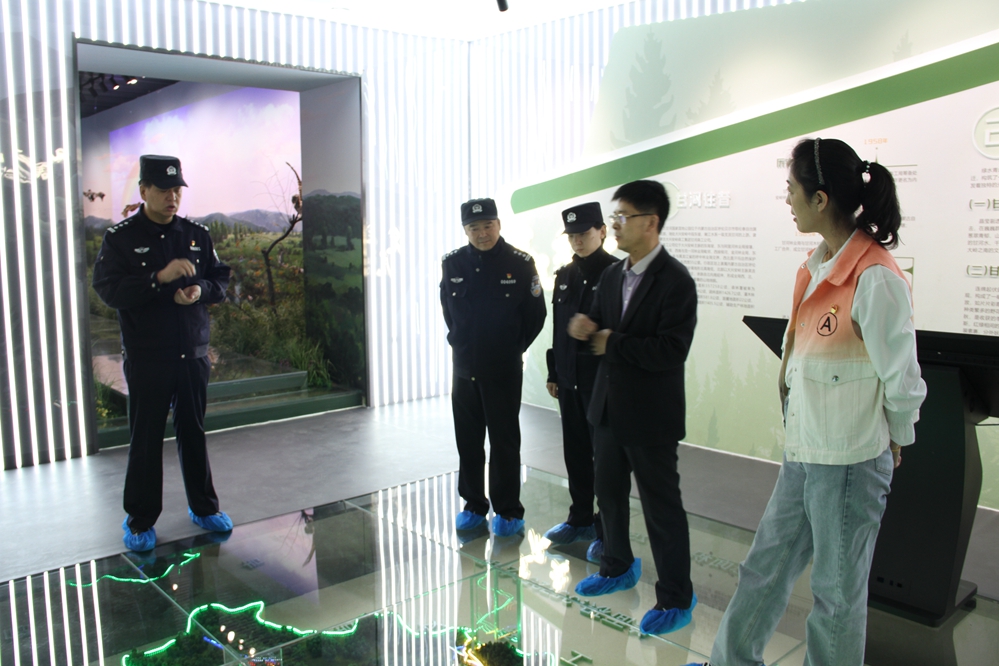 內蒙古大興安嶺森林公安局甘河分局與甘河鎮藍莓社區聯合開展主題黨日活動.jpg