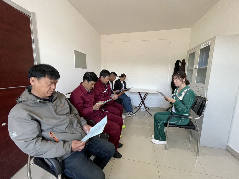 莫爾道嘎森工公司勝利林場開展“政策宣講聚民心 民族團結一家親”主題黨日活動1.jpg