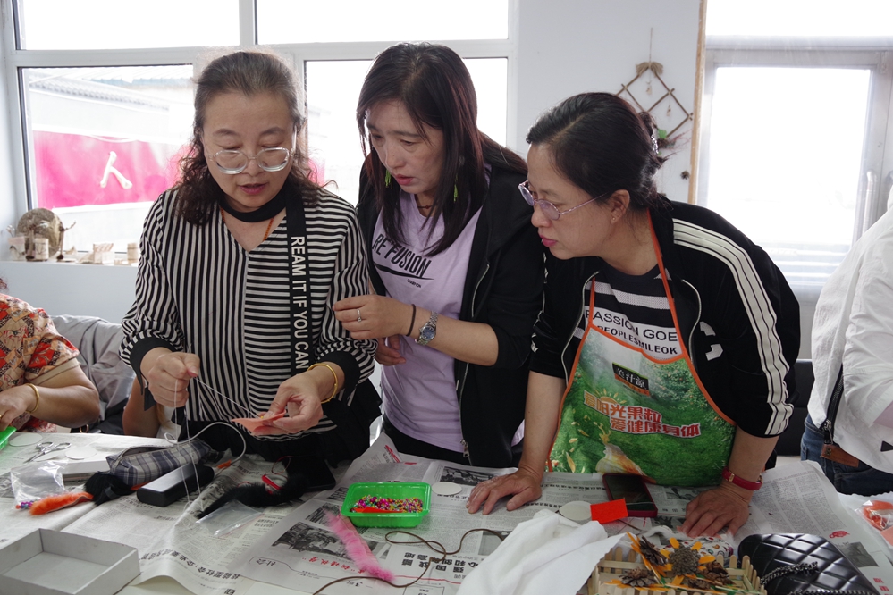 根河森工公司舉辦職工森林旅游紀念品制作培訓班2.JPG