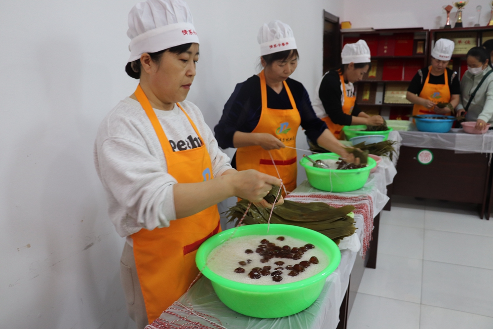 得耳布爾森工公司工會舉辦第四屆“濃情端午 粽葉飄香”包粽子比賽 (3).JPG