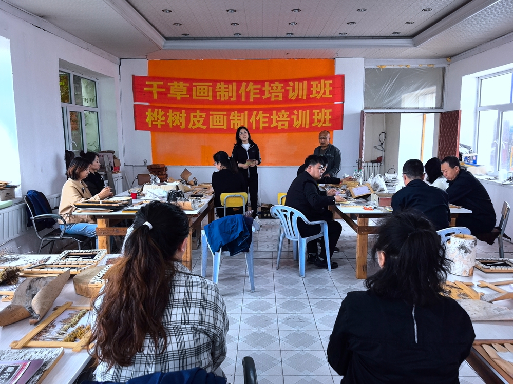 指尖創(chuàng)意 手作魅力——圖里河森工公司工會組織開展柳藝畫手工制作培訓(xùn)團(tuán)建活動 (5).jpg
