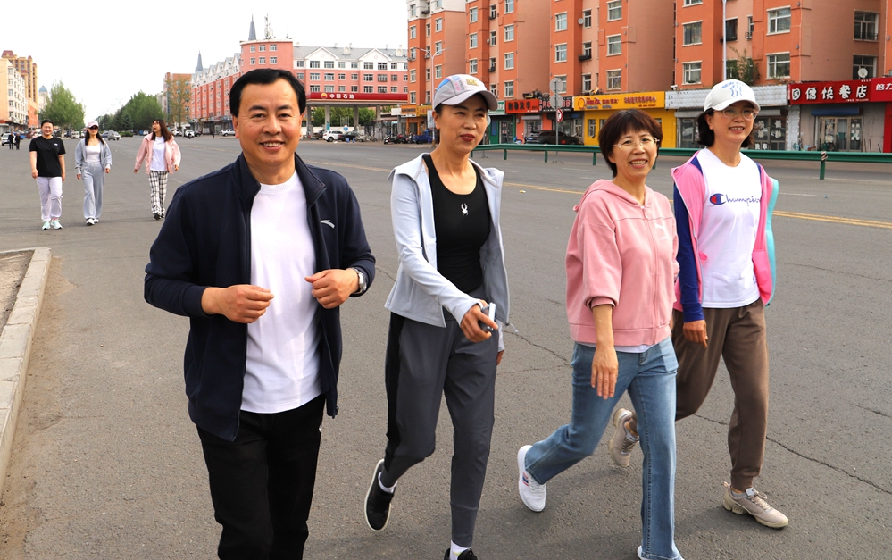 森工集團黨校開展“永遠跟黨走 攜手健步行”健步走比賽 (2).jpg