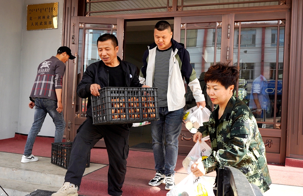 克一河森工公司工會(huì)慰問(wèn)瞭望塔一線職工(郭平義攝影)3.jpg