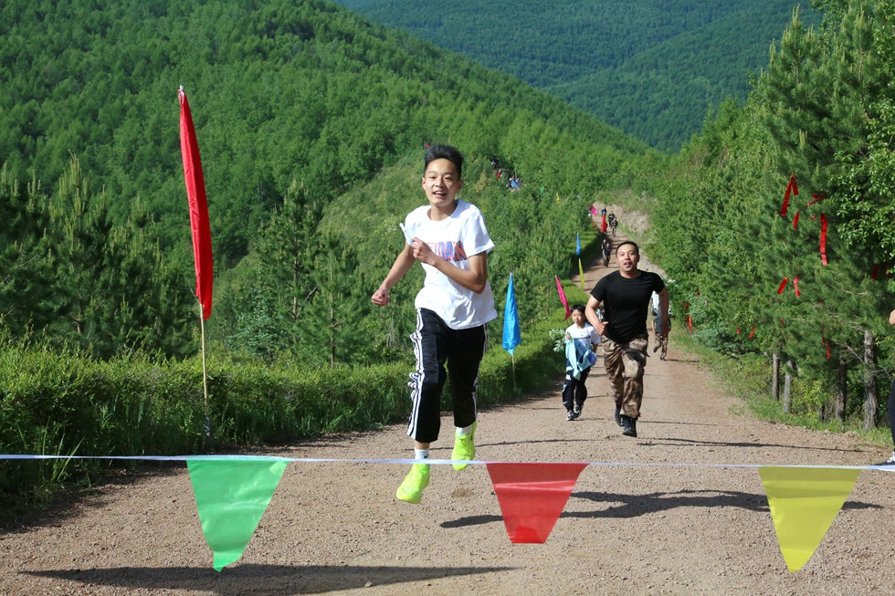 綽爾森工公司舉辦“濃情端午 醉美綽爾”職工登山比賽 (1).JPG