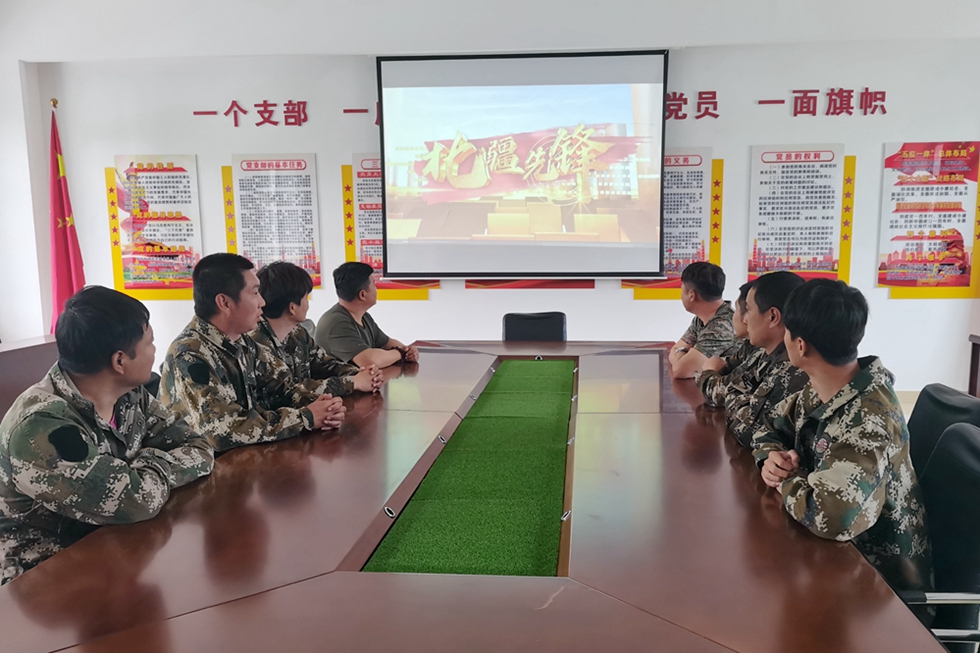 畢拉河林業有限公司達爾濱湖林場組織收看紀錄片《北疆答卷——打造向北開放橋頭堡》.jpg