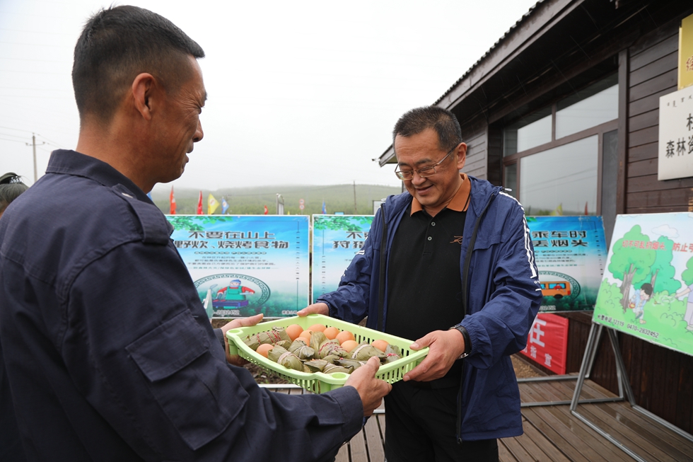 得耳布爾森工公司工會慰問“端午節”堅守崗位職工.jpg