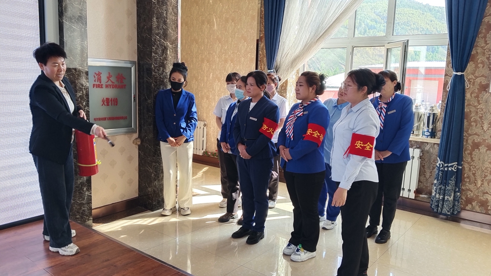 滿歸森工公司綠星賓館團支部開展“人人講安全  各個會應急——暢通生命通道”消防安全活動.jpg