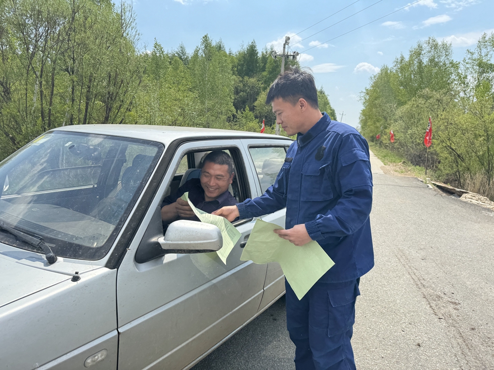 大楊樹(shù)林業(yè)有限公司奎中林場(chǎng)開(kāi)展道路交通安全知識(shí)宣傳活動(dòng).jpg