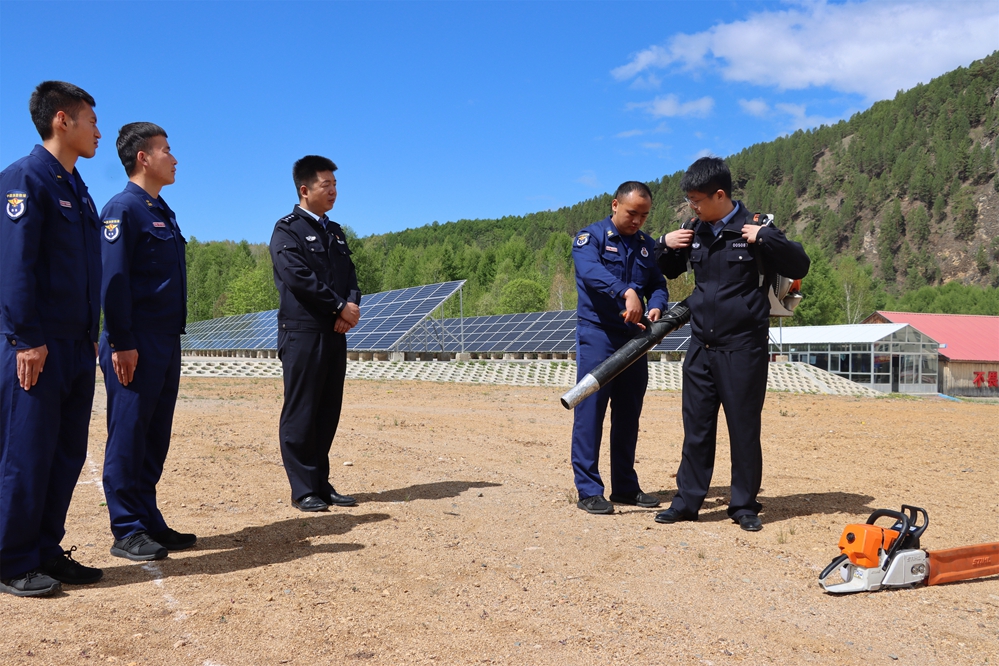 5、北部原始林區(qū)分局奇乾派出所邀請(qǐng)奇乾森林消防中隊(duì)為民警開(kāi)展業(yè)務(wù)知識(shí)和技能培訓(xùn).jpg