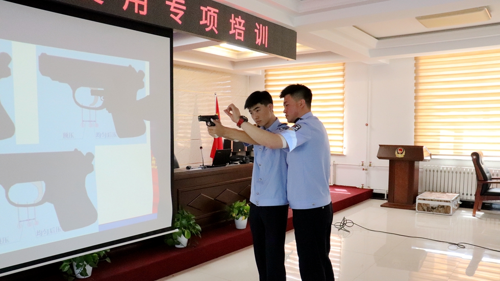 甘河分局開展武器警械使用專項培訓(xùn).JPG