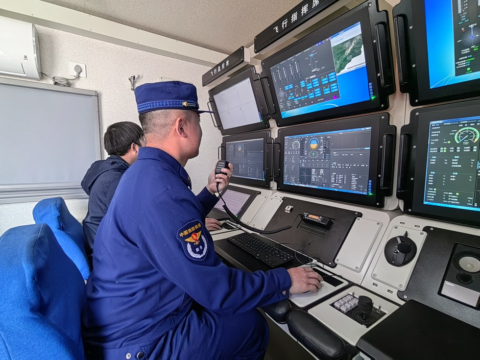 內蒙古大興安嶺森林消防支隊浮空平臺機組扎實開展專業技能訓練 錘煉應急救援“千里眼” (2).jpg
