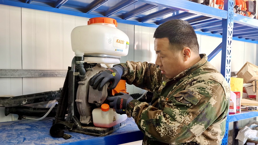 阿里河森工公司森防站開展防治機(jī)械設(shè)備檢修保養(yǎng)工作.jpg